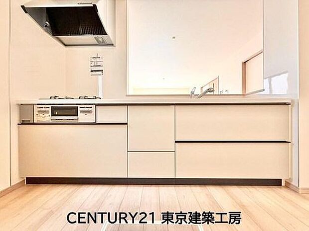 ◇調理がはかどるシステムキッチン♪収納豊富で、シンクも作業スペースも広いのでスムーズに料理ができますね。3口コンロ、グリル付き。