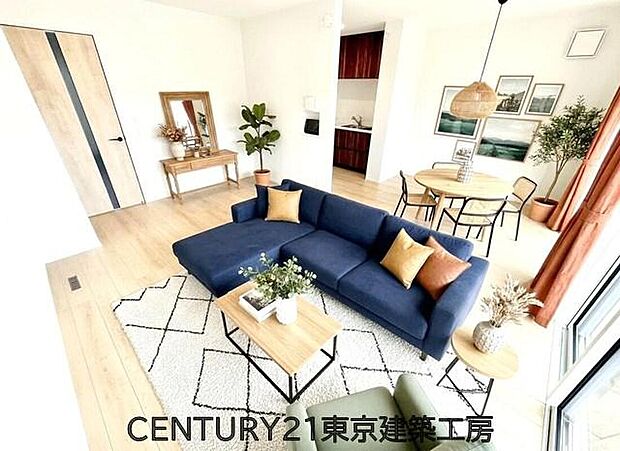 【家具はCGにてレイアウト】
くつろぎを愉しむリビングルームは憩いの場となります。リビングとダイニングの空間機能を活かし、巧みに使い分ける発想が、ライフスタイルに新しいゆとりをもたらします。