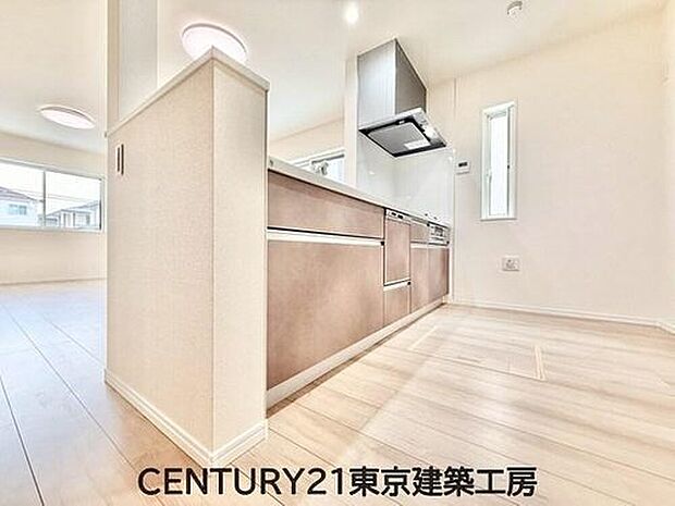 ◇対面式を採用したキッチンですので、リビングで寛ぐご家族をいつも感じられます。会話を楽しみながら家事ができます。

