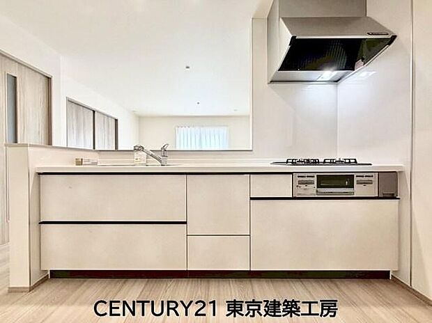 ◇調理がはかどるシステムキッチン♪収納豊富で、シンクも作業スペースも広いのでスムーズに料理ができますね。３口コンロ、グリル付き。
