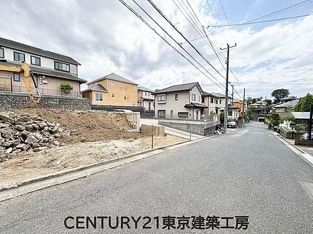前面道路は6ｍ以上を確保。車の出し入れがしやすく、開放感のある住環境が魅力。交通量も比較的少なく、落ち着いた暮らしを叶えます。