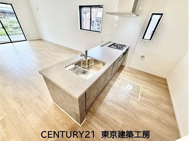 ◇対面式を採用したキッチンですので、リビングで寛ぐご家族をいつも感じられます。会話を楽しみながら家事ができます。