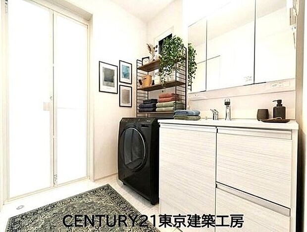 【同仕様・家具はCGにて配置】
毎日使うものだから清潔な空間を保ちたい水回り。洗面にはそんな願いを解消させてくれる収納アイデアが満載です。