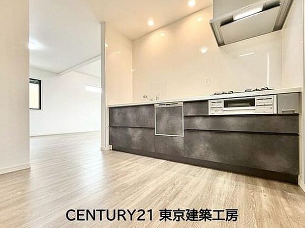 ◇調理がはかどるシステムキッチン♪収納豊富で、シンクも作業スペースも広いのでスムーズに料理ができますね。3口コンロ、グリル付き。
