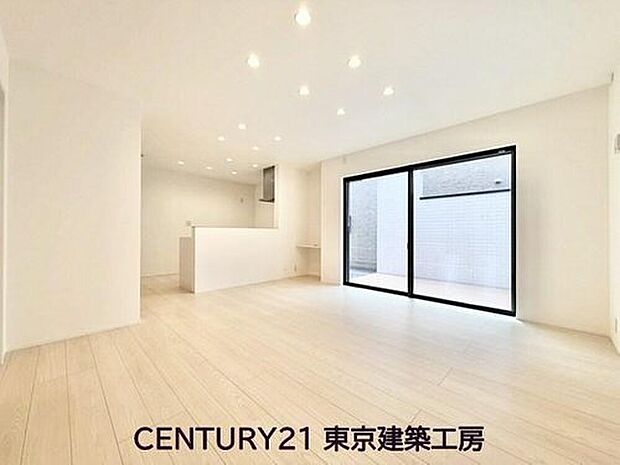 【リビング】◇大きな窓のあるリビングは、陽光あふれる明るい空間です。居心地良く、ご家族皆がゆったり寛げる憩いの空間となりそうです。
