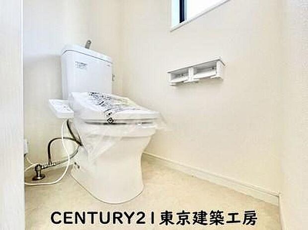 【同形状・同仕様写真(その他内観)】【同仕様】
トイレを癒しの場と考える人は少なくありません。だからこそ、くつろげる場所であってほしいと思っている人も多いでしょう。機能面でも癒しやくつろぎの空間に相応しいトイレとなっています。