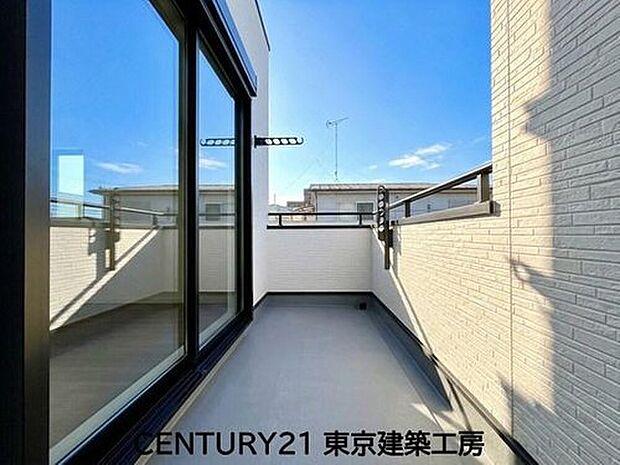 【バルコニー】風をしっかりと感じられるバルコニーでは、毎日が洗濯日和です。広々としているので洗濯も楽しくなるでしょうし、気分転換にバルコニーからの眺めを楽しむのもいいでしょう。