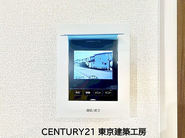 【TVモニター付きインターホン】外出中も来訪者をカラー画面と音声でしっかり録画します。在宅時にも鮮明なモニターでしっかり相手を確認できます!防犯のスタート、安心の一歩は玄関からですね。
