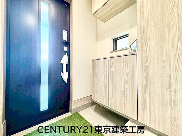 【玄関】人を迎え入れる最初の場所だからこそ、清潔感がある空間にして頂ける様にゆとりあるシューズボックスを設置しました。おでかけの時も帰った時も、「我が家」を最初に感じでもらえる素敵な空間に。