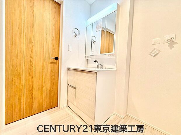 【洗面所】毎日使うものだから清潔な空間を保ちたい水回り。洗面にはそんな願いを解消させてくれる収納アイデアが満載です。三面鏡の裏側にはキャビネットが現れ小物から背の高い物まで収納できます。
