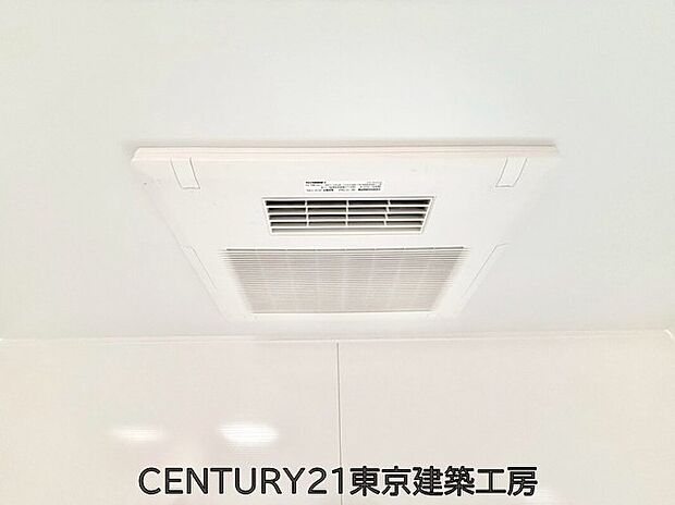 【浴室乾燥機】浴室は湿気が多く結露が発生しやすい場所。換気・乾燥機能によって、湿気を抑え、カビや結露の発生も少なくなり、掃除の手間を省くこともできるでしょう。