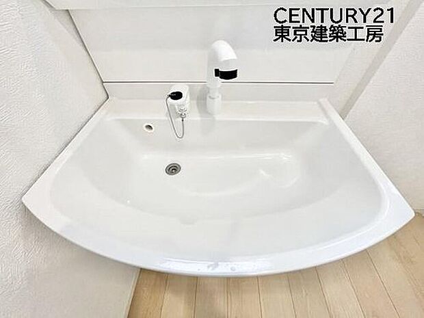 【同形状・同仕様写真(洗面)】毎日使うものだから清潔な空間を保ちたい水回り。洗面にはそんな願いを解消させてくれる収納アイデアが満載です。三面鏡の裏側にはキャビネットが現れ小物から背の高い物まで収納できます。
