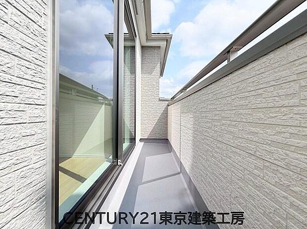 【バルコニー】風をしっかりと感じられるバルコニーでは、毎日が洗濯日和です。広々としているので洗濯も楽しくなるでしょうし、気分転換にバルコニーからの眺めを楽しむのもいいでしょう。