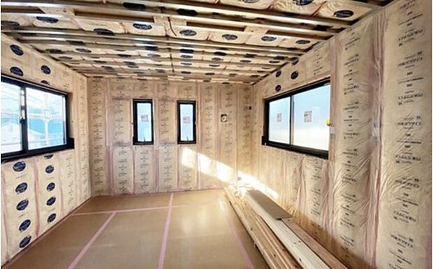 【【断熱材】】床・天井・壁に隙間なく断熱材を入れることで、外部との断熱性・室内の保湿性を高め、快適な居住空間を保ちます。