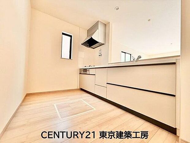 【キッチン】◇対面式を採用したキッチンですので、リビングで寛ぐご家族をいつも感じられます。会話を楽しみながら家事ができます。