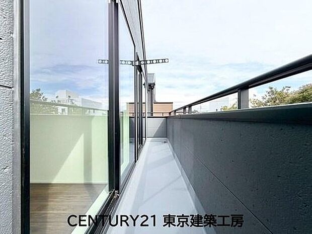 【バルコニー】頬をなでる優しい風を感じることが出来るバルコニー。つい深呼吸をしたくなる気持ちの良い場所はこのお部屋の自慢です。お洗濯物を干すスペースとしても十分な広さがあります。