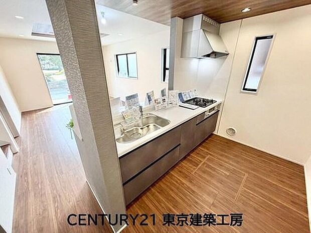 【キッチン】◇対面式を採用したキッチンですので、リビングで寛ぐご家族をいつも感じられます。会話を楽しみながら家事ができます。