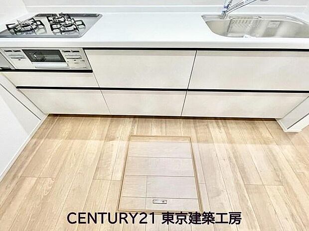 【同形状・同仕様写真(キッチン）】【同仕様】
◇調理がはかどるシステムキッチン♪収納豊富で、シンクも作業スペースも広いのでスムーズに料理ができますね。３口コンロ、グリル付き。