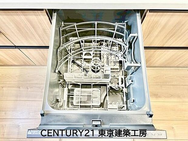 【食洗機】食洗機が標準装備のシステムキッチン。毎日の洗い物もらくらくで、家事の時短にもつながり忙しいママにも嬉しい優れものです。


