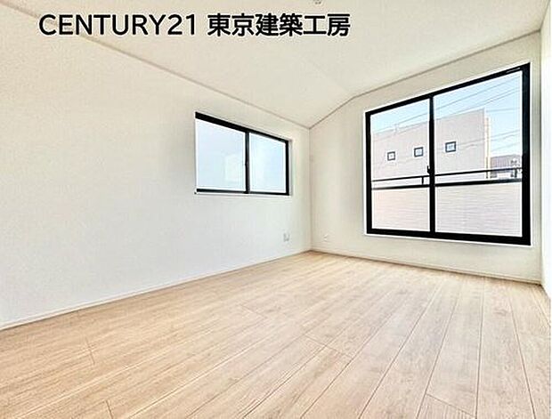【同形状・同仕様写真(その他内観)】【同仕様】
◇たくさんの陽が入ります♪どんな家具にでも合いやすいナチュラル色のフローリング。飽きのこない快適な空間になります。