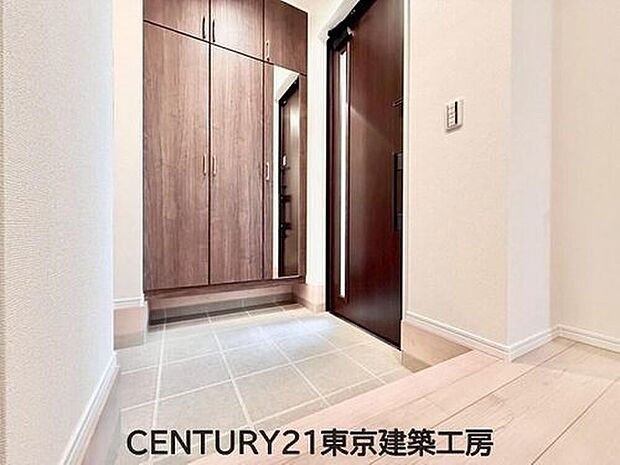 【玄関】住まいの顔とも言われているのが玄関です。清潔感のある玄関は、それだけで住まい全体の印象を大幅にアップさせてくれます。気持ちよく利用することができるでしょう。

