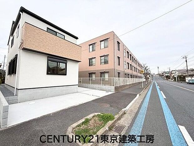 【前面道路含む現地写真】駐車スペースをしっかり確保した、ゆとりある敷地が魅力の住まい。シンプルで洗練された外観が、落ち着きある街並みに美しく調和します。