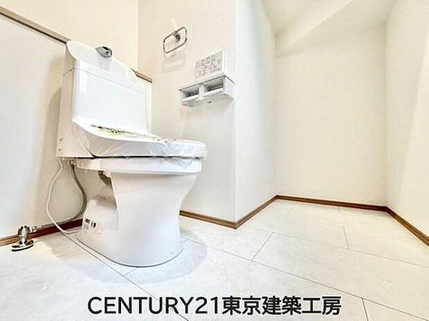 【トイレ】トイレを癒しの場と考える人は少なくありません。だからこそ、くつろげる場所であってほしいと思っている人も多いでしょう。機能面でも癒しやくつろぎの空間に相応しいトイレとなっています。

