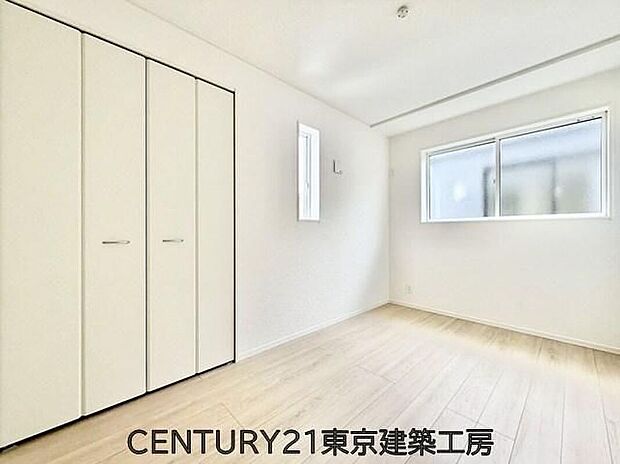 【リビング以外の居室】◇穏やかな光が差し込む室内には、穏やかな時間が流れます。おうち時間が増える昨今、落ち着いた空間で自分の趣味を楽しむのはいかがですか。