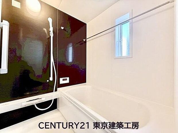 【同形状・同仕様写真(浴室）】◇窓付きのバスルーム。陽射し差し込む明るい環境は、日中の入浴も気持ち良くお使い頂けそうです。また、換気環境も良好です。

