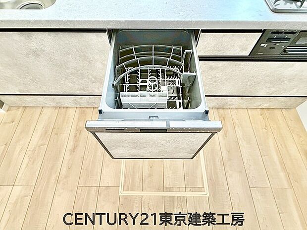 【食器洗浄乾燥機】家事の最も強い味方の一つ…ビルトイン型の食器洗浄乾燥機。手洗いでは落ちない汚れも高温・高圧ですっきり。お片付けの時間を短縮してくれるのも嬉しいですね。
