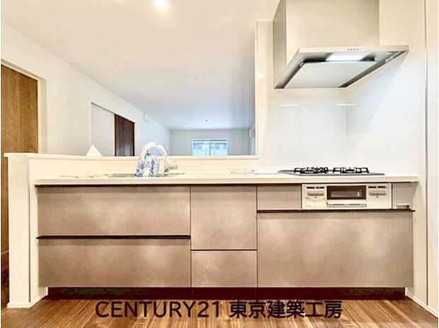 【キッチン】◇調理がはかどるシステムキッチン♪収納豊富で、シンクも作業スペースも広いのでスムーズに料理ができますね。３口コンロ、グリル付き。

