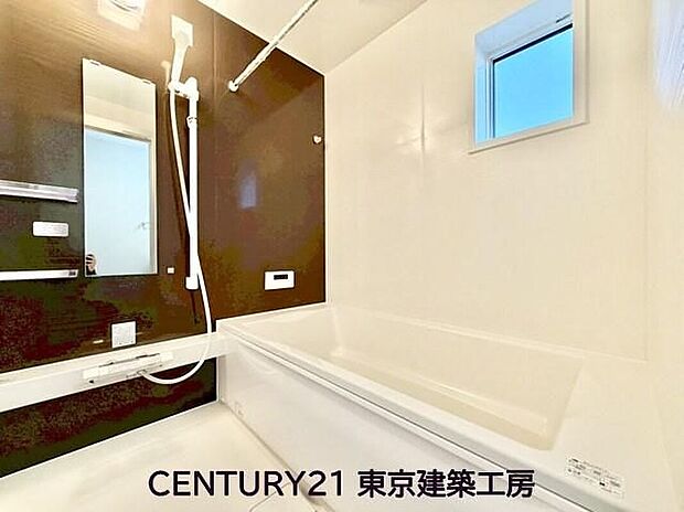 【浴室】◇窓付きのバスルーム。陽射し差し込む明るい環境は、日中の入浴も気持ち良くお使い頂けそうです。また、換気環境も良好です。

