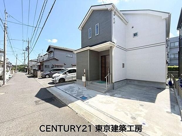 【前面道路含む現地写真】前面道路が広々としており、開放感のある住環境。お車の出し入れもしやすく、毎日のカーライフを快適にサポートします。