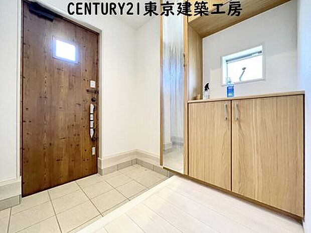 【【同施工会社の施工イメージになります】】【同仕様】
人を迎え入れる最初の場所だからこそ、清潔感がある空間にして頂ける様にゆとりあるシューズボックスを設置しました。おでかけの時も帰った時も、「我が家」を最初に感じでもらえる素敵な空間に。

