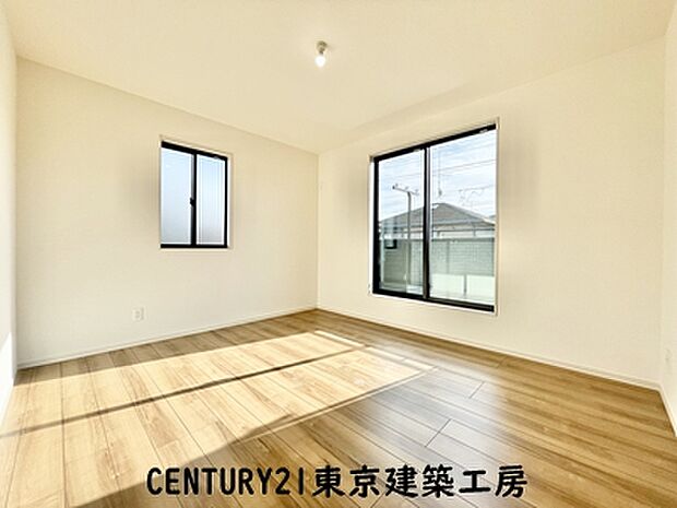 【【同施工会社の施工イメージになります】】【同仕様】
◇たくさんの陽が入ります♪どんな家具にでも合いやすいナチュラル色のフローリング。飽きのこない快適な空間になります。
