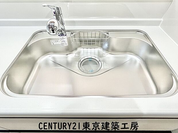 【【同施工会社の施工イメージになります】】【同仕様】
◇調理がはかどるシステムキッチン♪収納豊富で、シンクも作業スペースも広いのでスムーズに料理ができますね。３口コンロ、グリル付き。
