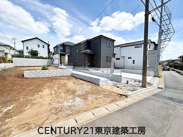 【現地外観写真】第一種低層住居専用地域内。落ち着いた街並みと開放感が広がり、穏やかでゆとりある暮らしを叶える住環境です。
