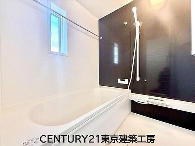 【浴室】◇窓付きのバスルーム。陽射し差し込む明るい環境は、日中の入浴も気持ち良くお使い頂けそうです。また、換気環境も良好です。
