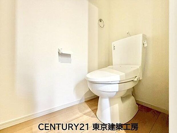【トイレ】清潔な空間を保ちたいトイレはオフホワイトでまとめました。毎日使う場所だからこそお手入れも楽々にできる機能が搭載されております。汚れが付着しにくい便器はお掃除も楽々です。
