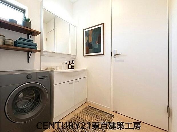 【同形状・同仕様写真(洗面)】洗面台で身だしなみを整え、最終チェックをすることも多いでしょう。大きな鏡が用意されていますので、全体をチェックできるようになっています【家具はCGにてレイアウト】