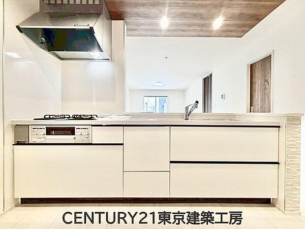 【キッチン】調理がはかどるシステムキッチン♪収納豊富で、シンクも作業スペースも広いのでスムーズに料理ができますね。３口コンロ、グリル付き。