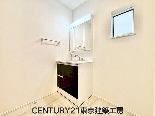 【洗面台・洗面所】洗面台で身だしなみを整え、最終チェックをすることも多いでしょう。大きな鏡が用意されていますので、全体をチェックできるようになっています。いつでも最高な自分でいられます。
