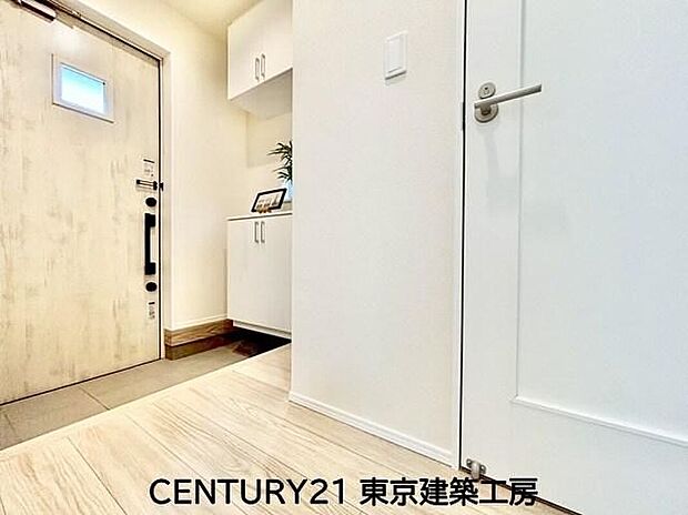 【玄関】住まいの顔とも言われているのが玄関です。清潔感のある玄関は、それだけで住まい全体の印象を大幅にアップさせてくれます。気持ちよく利用することができるでしょう。