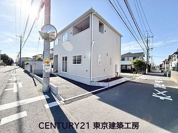 【前面道路含む現地写真】第一種低層住居専用地域の閑静な住宅街に位置する角地の住まい。開放感があり、穏やかな住環境が魅力です。