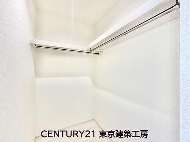 【同形状・同仕様写真(その他内観)】【同仕様】
お部屋のように中を歩いて入れる広さのクローゼット付き。衣類だけでなく、鞄などの小物からスーツケースやレジャー用品などの大きな物までたっぷり収納出来ます。