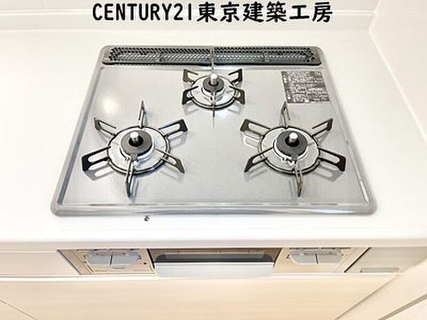【【同施工会社の施工イメージになります】】【同仕様】◇調理がはかどるシステムキッチン♪収納豊富で、シンクも作業スペースも広いのでスムーズに料理ができますね。３口コンロ、グリル付き。

