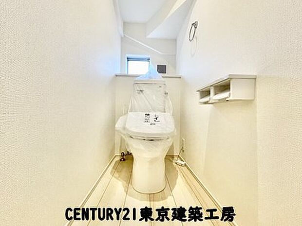 【【同施工会社の施工イメージになります】】【同仕様】トイレを癒しの空間と考える人は少なくありません。だからこそ、寛げる場所であってほしいと思っている人も多いでしょう。機能面でも癒しや寛ぎの空間に相応しいトイレとなっています。
