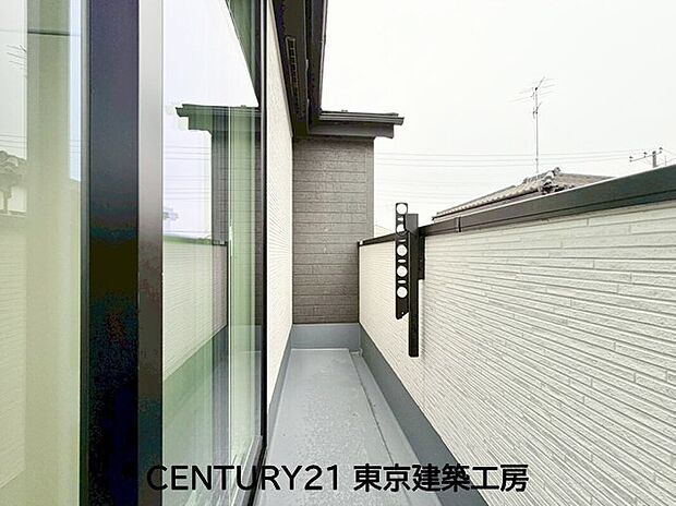 【【同施工会社の施工イメージになります】】【同仕様】トイレを癒しの空間と考える人は少なくありません。だからこそ、寛げる場所であってほしいと思っている人も多いでしょう。機能面でも癒しや寛ぎの空間に相応しいトイレとなっています。
