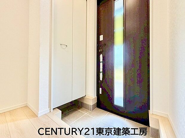 【玄関】人を迎え入れる最初の場所だからこそ、清潔感がある空間にして頂ける様にゆとりあるシューズボックスを設置しました。おでかけの時も帰った時も、「我が家」を最初に感じでもらえる素敵な空間に。