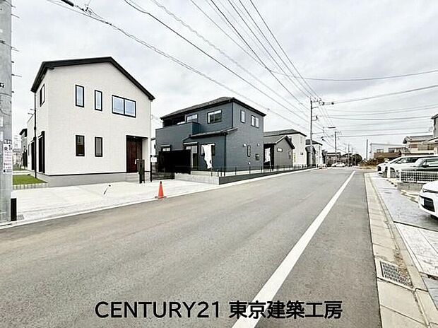 【前面道路含む現地写真】広々とした前面道路で毎日の駐車も楽にできそうですね。